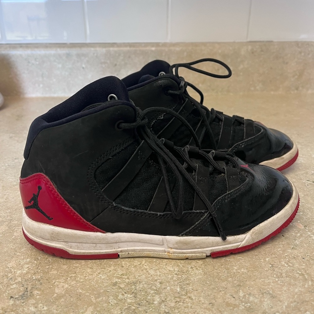 Nike Air Jordan Aura Max Black/White/Red AQ9216-00, Boys size 13